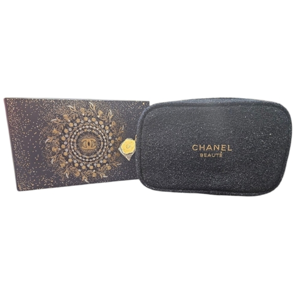 NIB Navy Textured Zip Pouch with Gold CharmChanel Beauté